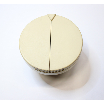 Built-in socket with wing lid Pacman