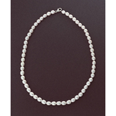 Pearl necklace of freshwater pearls